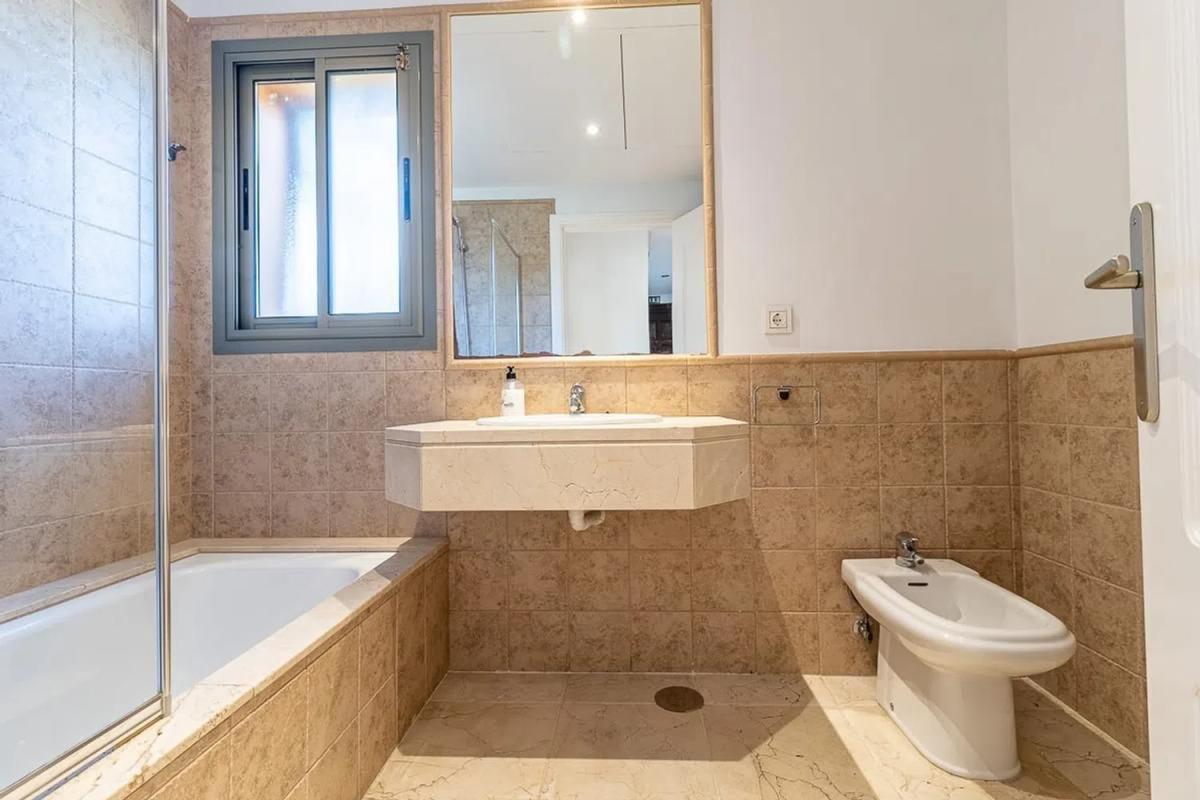 Venta de piso en Calle Pico Alcazaba, Estepona
 photo 4