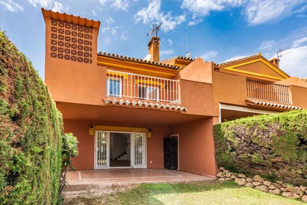 Коттедж на продажу в  Calle Pico del Naranco, 45 -1, Эстепона photo 3