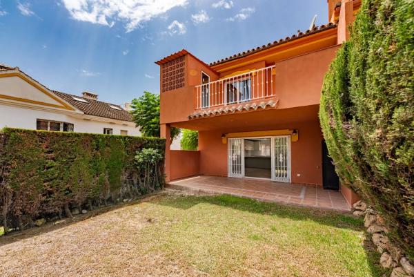 Коттедж на продажу в  Calle Pico del Naranco, 45 -1, Эстепона photo 4