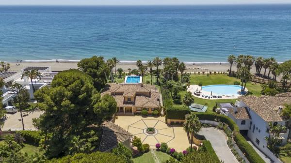 Wolnostojąca willa na sprzedaż w  Calle Amapola, Estepona photo 1
