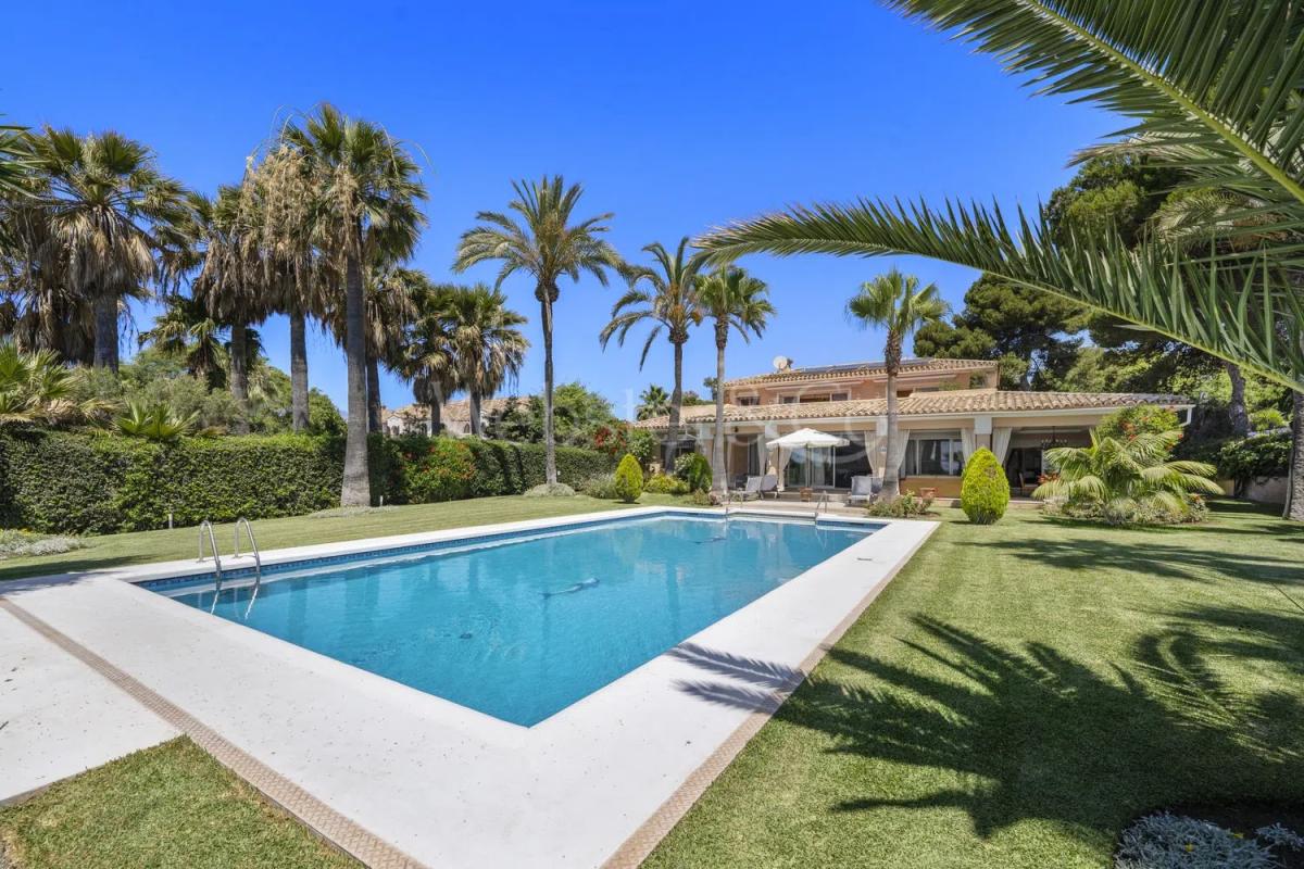 Sprzedaż niezależnego domku jednorodzinnego w  Calle Amapola, Estepona photo 4