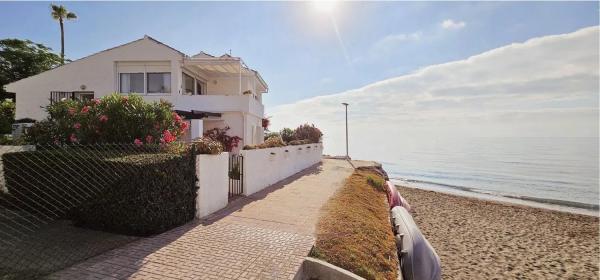 Detached villa for sale in  Calle Miami, 2, Estepona photo 2