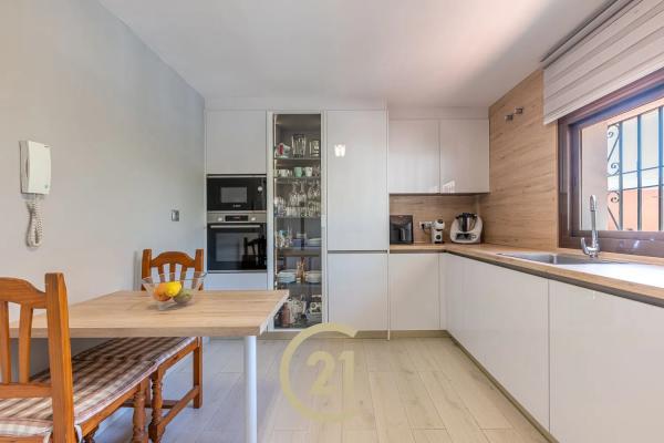 Коттедж на продажу в  Avenida Juan Carlos I, 23, Эстепона photo 2