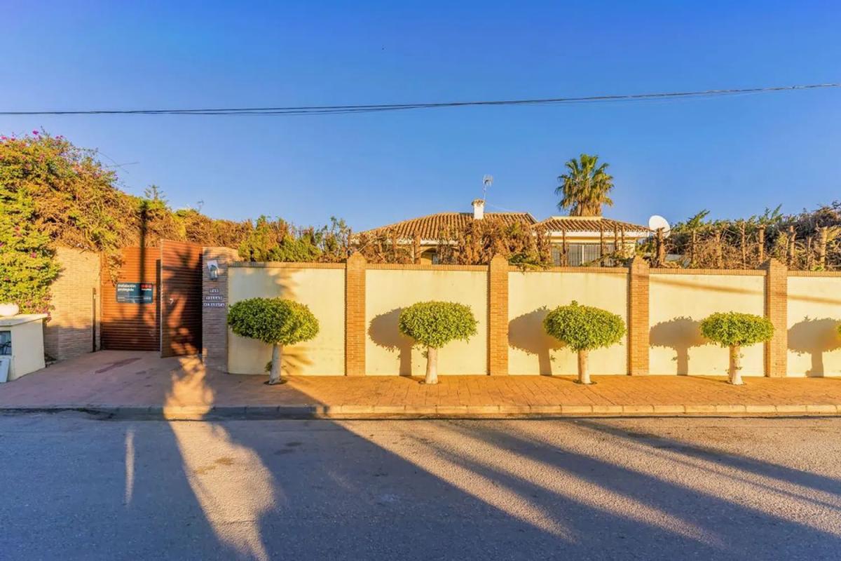 Venta de chalet independiente en Calle Albahaca, Estepona
photo 1