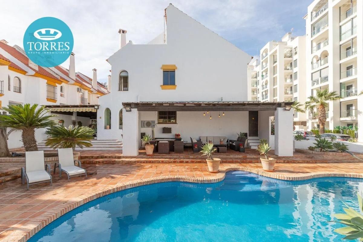 Sprzedaż niezależnego domku jednorodzinnego w Avenida Reina Sofía, Estepona photo 2