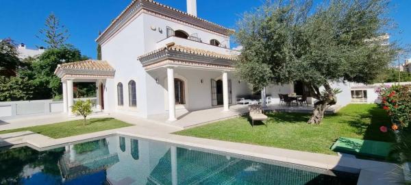 Detached villa for sale in Calle de Málaga, Fuengirola photo 1