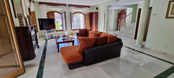 Detached villa for sale in Calle de Málaga, Fuengirola thumbnail 1