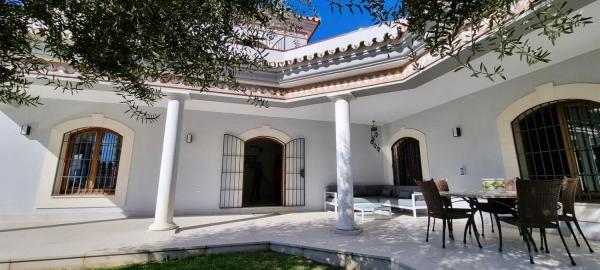 Detached villa for sale in Calle de Málaga, Fuengirola thumbnail 2