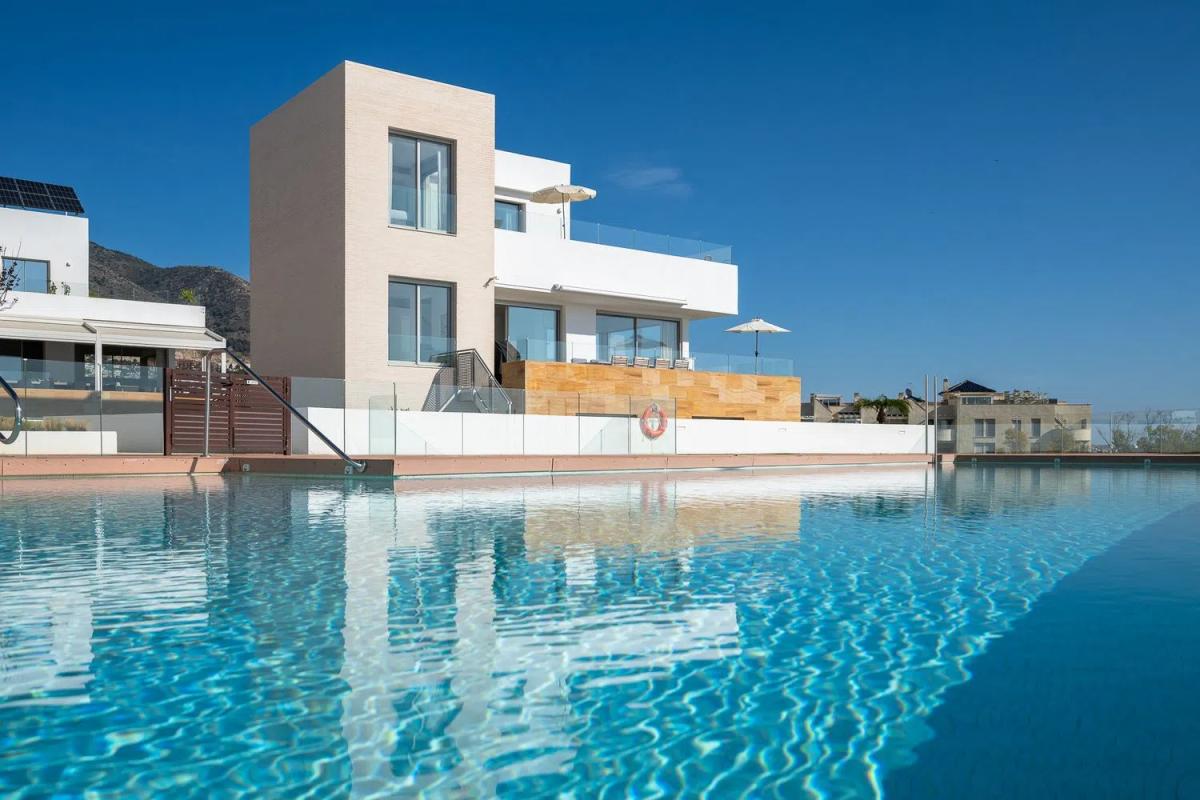 Sale of independent chalet in Calle las Malvas, Fuengirola
photo 1
