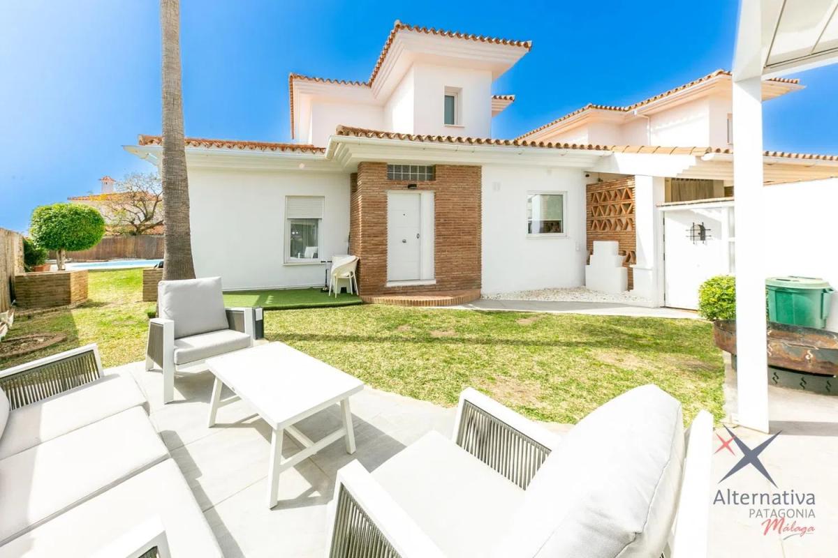 Sale of independent chalet in Avenida del Higuerón, Fuengirola
photo 1