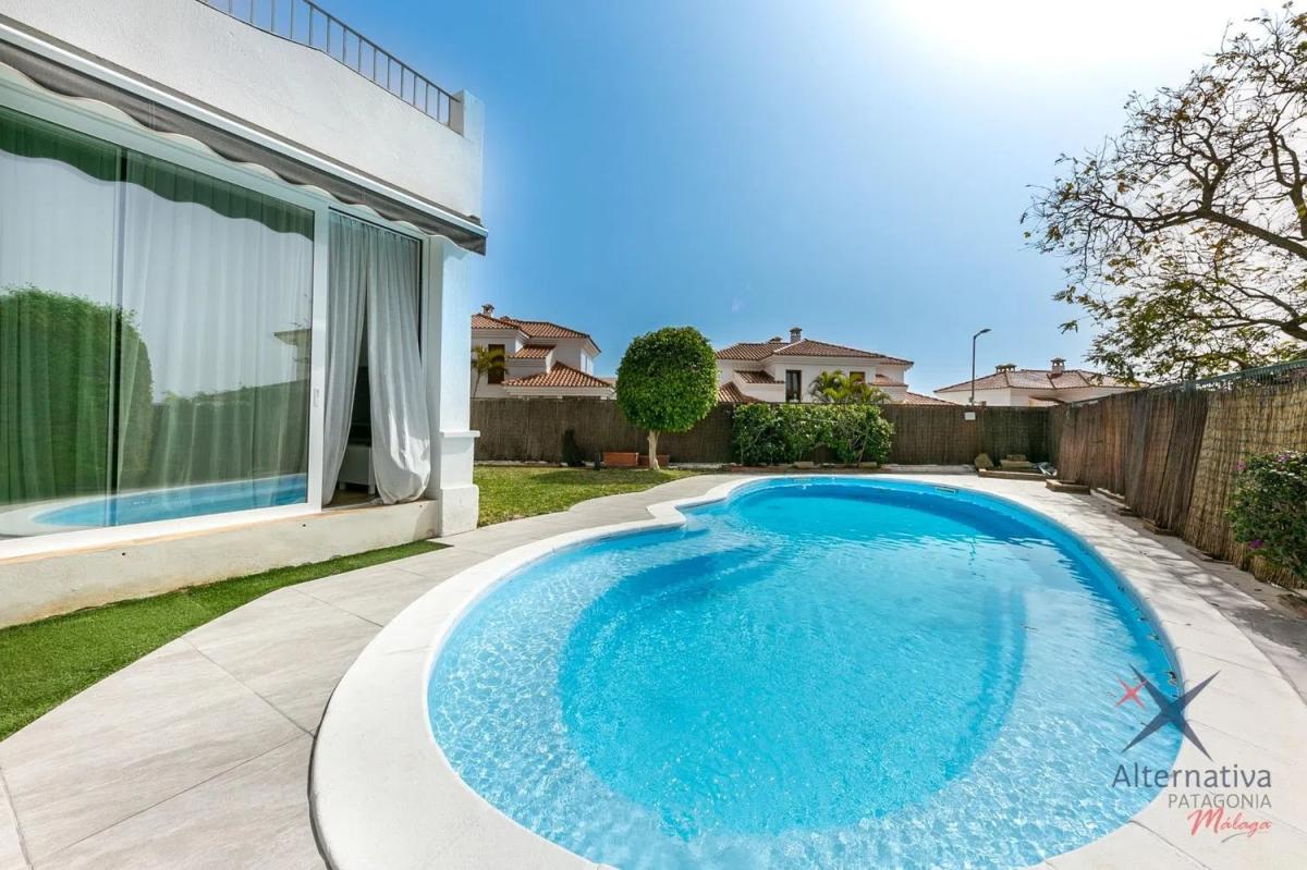 Sale of independent chalet in Avenida del Higuerón, Fuengirola
photo 4