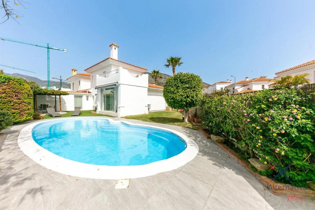 Sale of independent chalet in Avenida del Higuerón, Fuengirola
photo 5