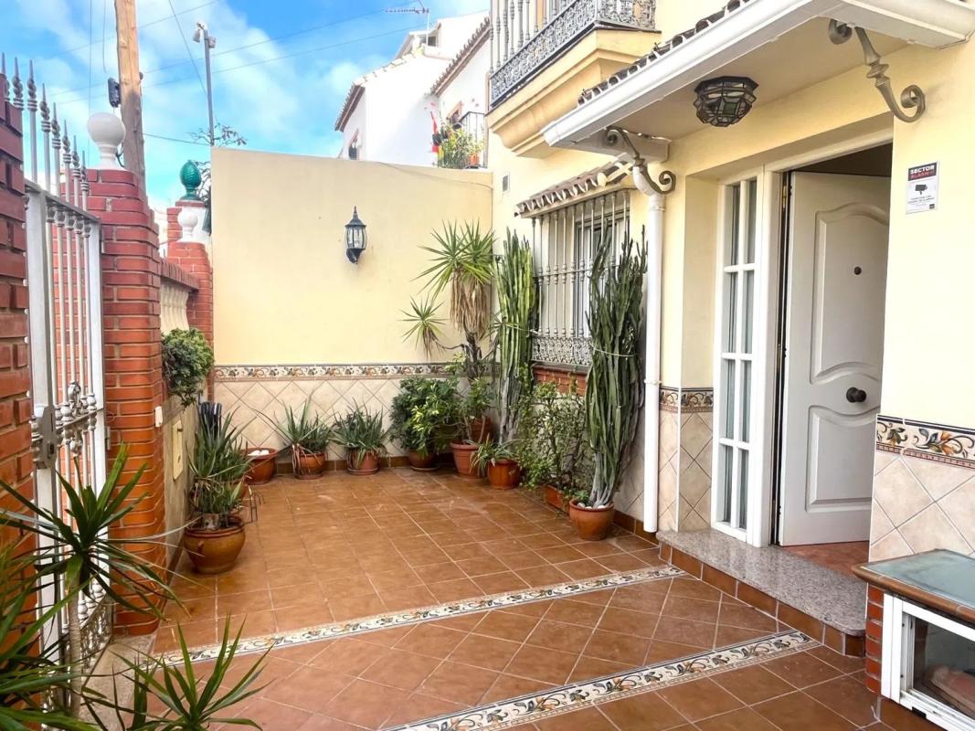 Продажа отдельного шале в  Los Pacos, Фуэнхирола photo 2
