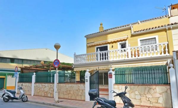 Chalet independiente en venta en  Calle Francisco Rivera Paquirri, Fuengirola photo 1