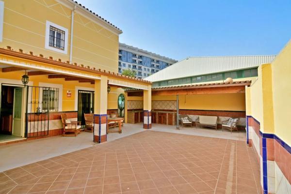 Chalet independiente en venta en  Calle Francisco Rivera Paquirri, Fuengirola photo 2