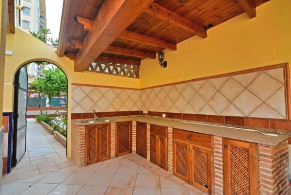 Chalet independiente en venta en  Calle Francisco Rivera Paquirri, Fuengirola photo 3