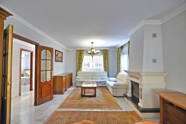 Chalet independiente en venta en  Calle Francisco Rivera Paquirri, Fuengirola photo 4