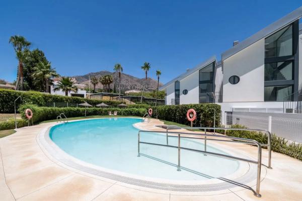 Detached villa for sale in  Avenida del Higuerón, Fuengirola photo 1