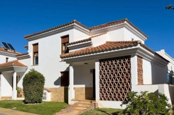 Detached villa for sale in  Avenida del Higuerón s/n, Fuengirola photo 1