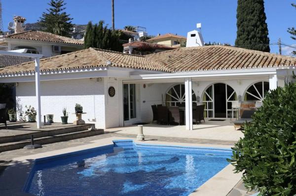 Wolnostojąca willa na sprzedaż w  Calle Azucena, Fuengirola photo 1