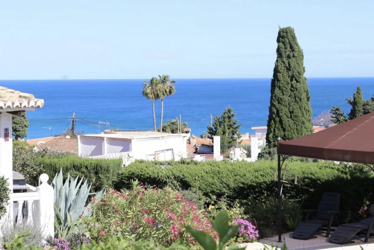 Sale of independent chalet in Calle Azucena, Fuengirola
 photo 2