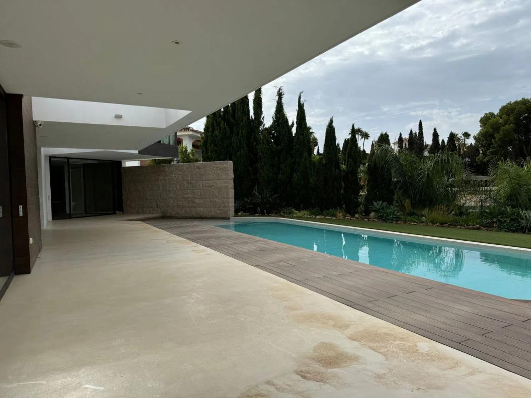 Sale of independent chalet in Avenida del Higuerón, Fuengirola
photo 2
