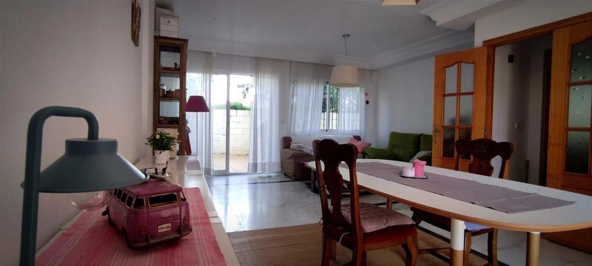 Продажа отдельного шале в  Calle Mollina, Фуэнхирола photo 2