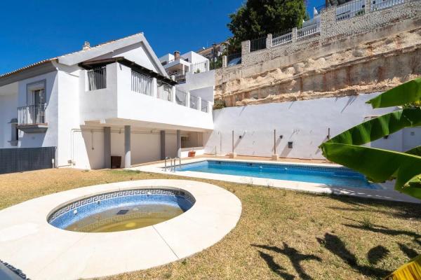Коттедж на продажу в  Torreblanca del Sol, Фуэнхирола photo 1