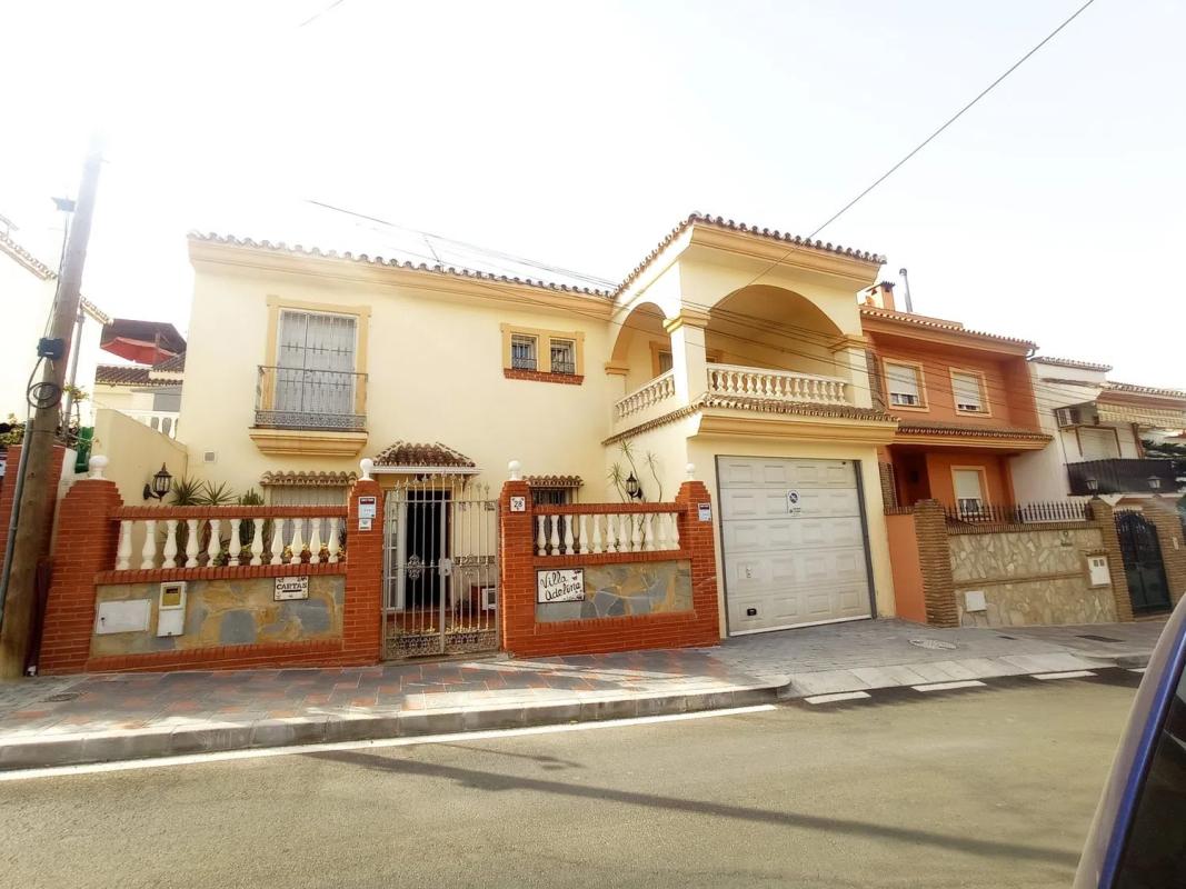 Продажа отдельного шале в  Calle Estornino, Фуэнхирола photo 2