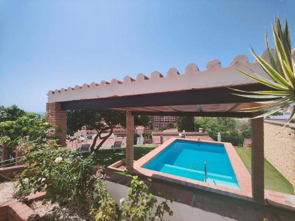 Wolnostojąca willa na sprzedaż w Calle Alhelí, 4, Fuengirola photo 1