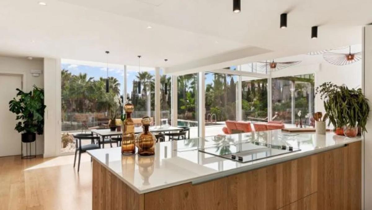 Sale of independent chalet in Avenida del Higuerón, Fuengirola
photo 4