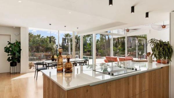 Detached villa for sale in  Avenida del Higuerón, Fuengirola photo 4
