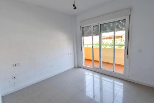 Piso en venta en Camino de la Cantera, Fuengirola thumbnail 2