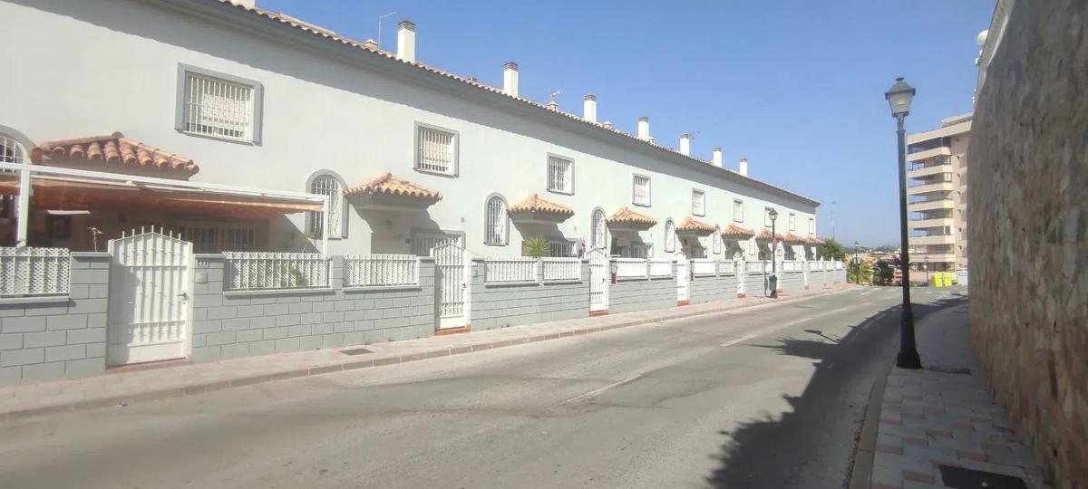 Продажа отдельного шале в Calle Sauce, Фуэнхирола photo 2