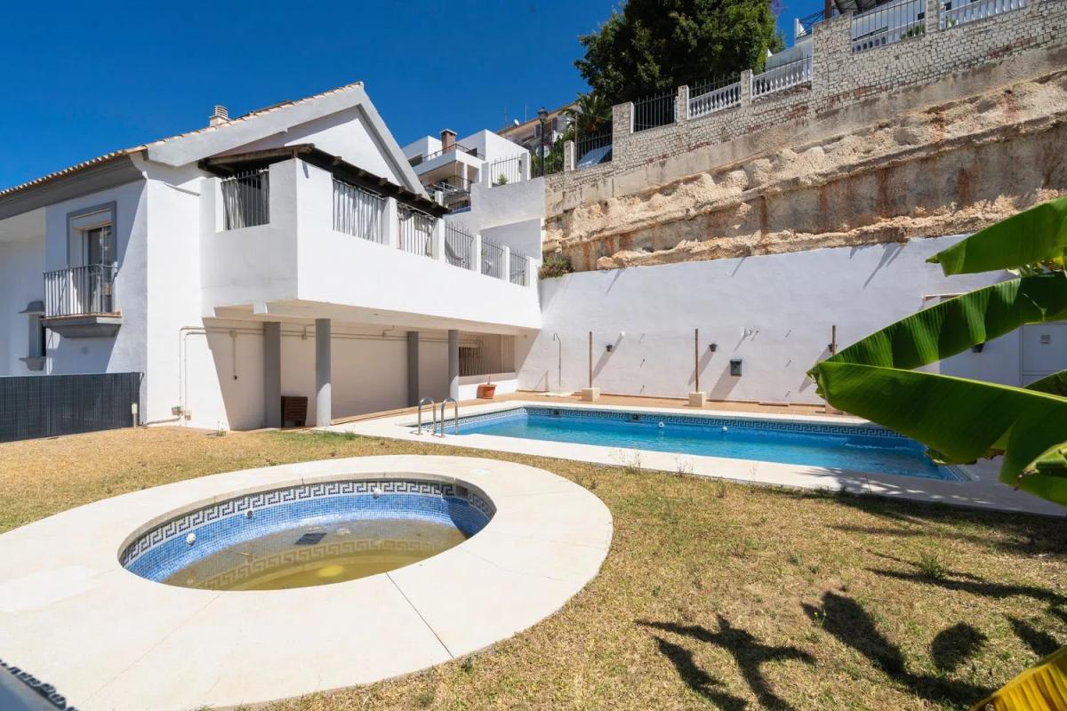 Продажа отдельного шале в Calle Mimosas, 22, Фуэнхирола photo 1
