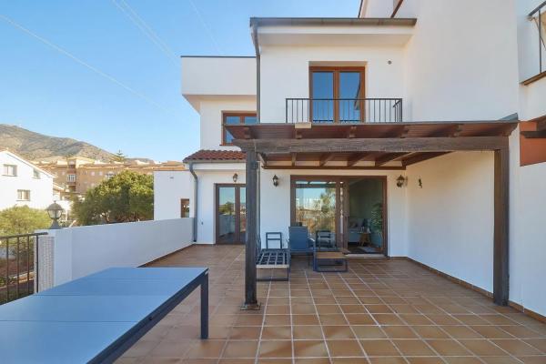 Коттедж на продажу в  Torreblanca del Sol, Фуэнхирола photo 1