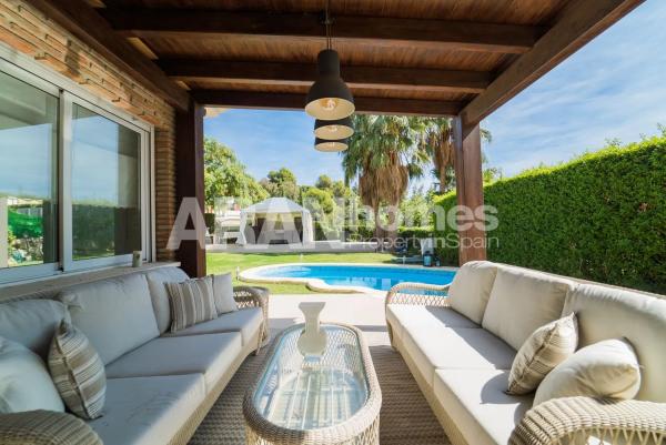 Detached villa for sale in  Avenida del Higuerón, Fuengirola photo 1
