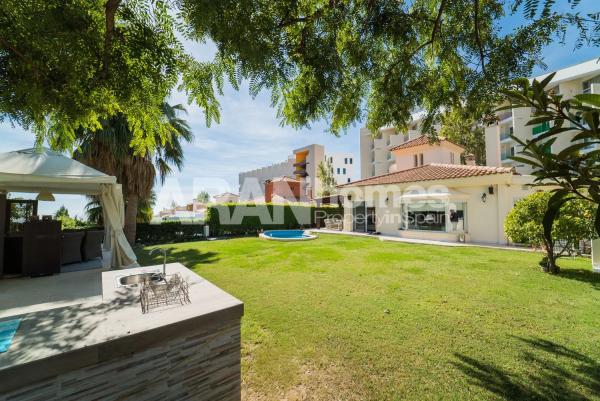 Detached villa for sale in  Avenida del Higuerón, Fuengirola photo 2