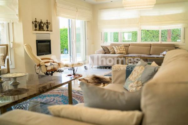Detached villa for sale in  Avenida del Higuerón, Fuengirola photo 4