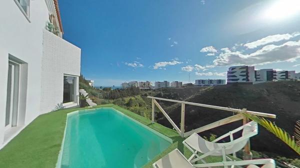 Chalet independiente en venta en  Avenida del Higuerón s/n, Fuengirola photo 1