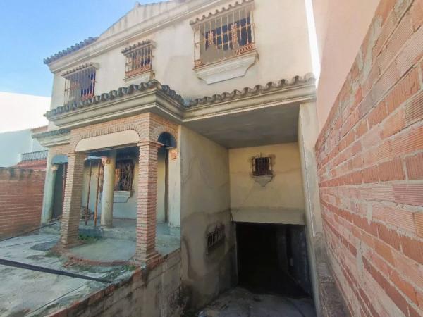 Detached villa for sale in  Avenida Fuengirola, 14, Fuengirola photo 2
