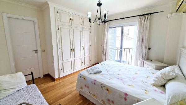Detached villa for sale in Calle Federico Martin Bahamonte, Fuengirola thumbnail 2