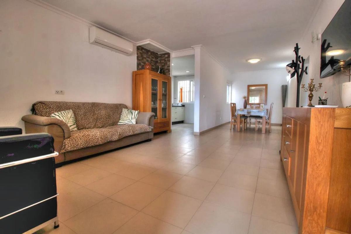 Продажа отдельного шале в Calle Miguel Márquez, Фуэнхирола photo 2