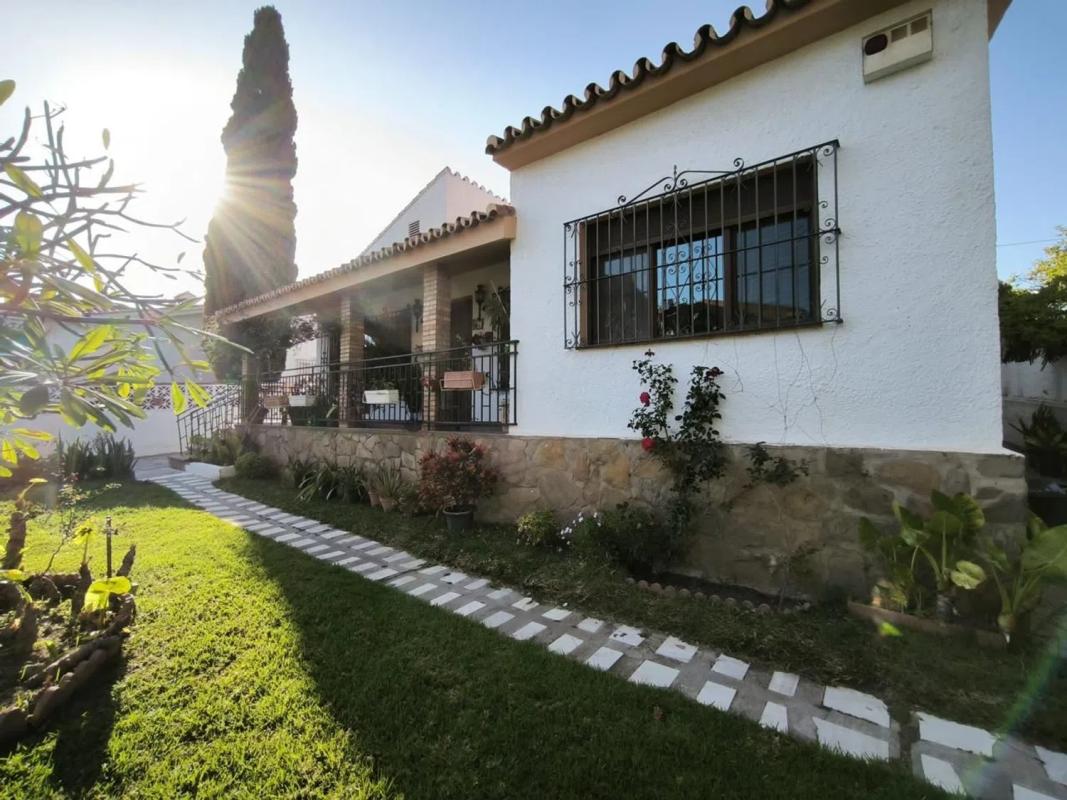 Sprzedaż niezależnego domku jednorodzinnego w  Avenida de la Constitución, Benalmádena photo 2