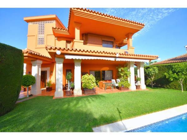 Chalet independiente en venta en Calle Camelia, Benalmádena thumbnail 1