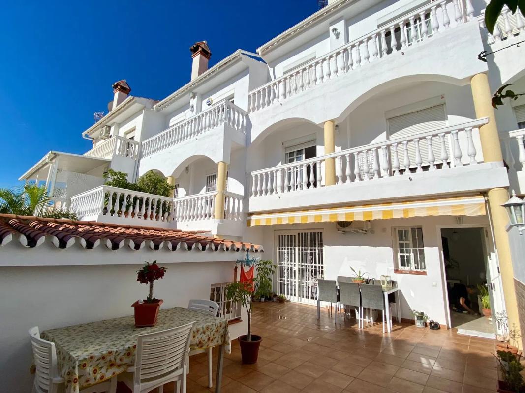 Sprzedaż niezależnego domku jednorodzinnego w Avenida del Tivoli, 13, Benalmádena photo 1