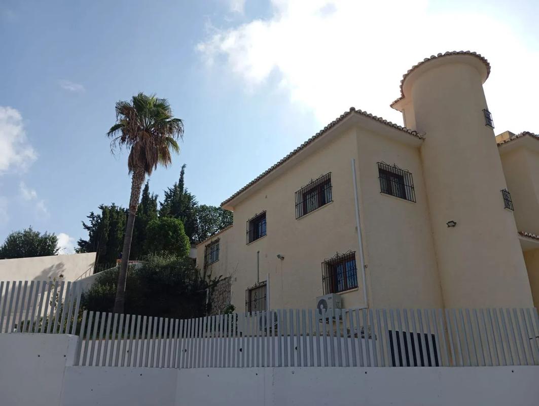 Sprzedaż niezależnego domku jednorodzinnego w  Calle Maestro Gustavo Mahler, 2 -24, Benalmádena photo 2