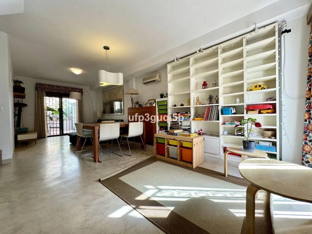 Sale of independent chalet in Calle Hierbamora, Benalmádena
photo 2