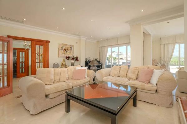 Chalet independiente en venta en Barrio Cortijo Torrequebrada, Benalmádena thumbnail 1