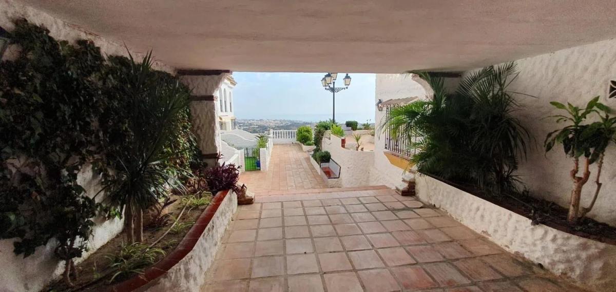 Sale of independent chalet in Avenida de los Botijos, Benalmádena
photo 2